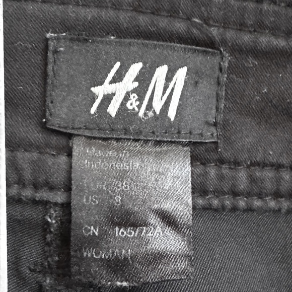 H&M Cropped Black Pants (Size 8) - Picture 2 of 6